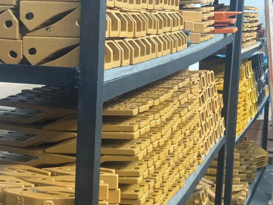 Estoque de dentes e peças para caçambas da Isca Tractor